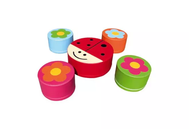 Table coccinelle et poufs fleurs crèche